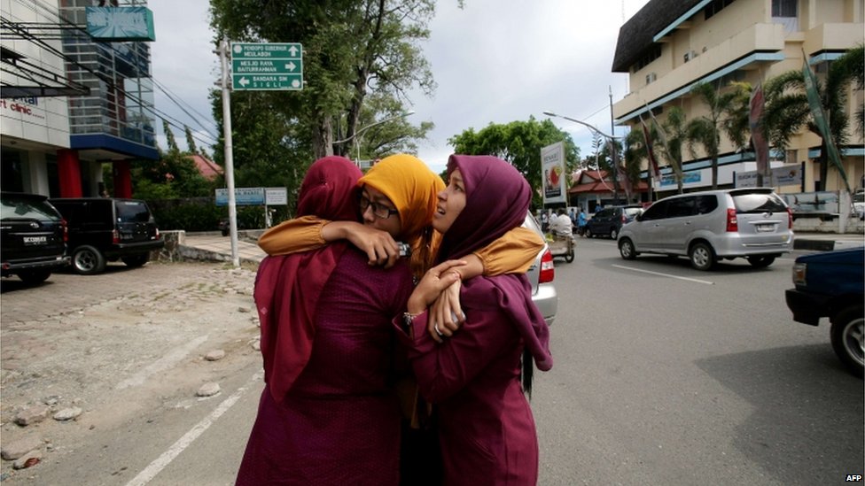  An earthquake which struck under the sea off Indonesia's northern Aceh province with a magnitude of 8.6 prompted people to rush out in to the streets and away from buildings. 