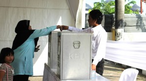 Seorang pemilih memberikan suara di satu dari 9.786 tempat pemungutan suara di seluruh Aceh.
