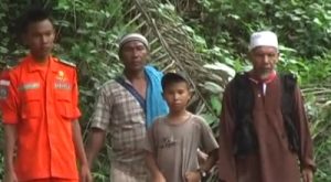 Armansyah (dua dari kiri) pantau pencarian keluarganya (Dok: Sindo TV/Ismail M) 