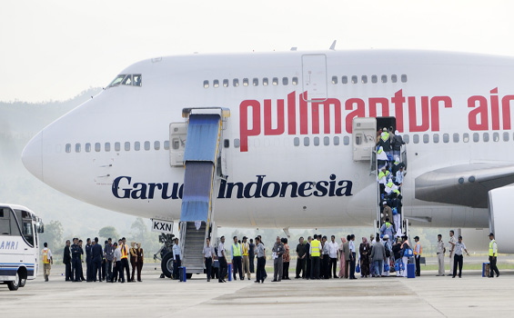 Jamaah calon haji (JCH) kloter 8A menaiki pesawat Boeing 747-400 di Bandara Internasional Sultan Iskandar Muda (SIM), Blangbintang, Aceh Besar, Minggu (9/10). Pesawat jenis tersebut mendarat untuk pertama kali setelah tim verifikasi Ditjen Perhubungan Udara menyatakan bandara SIM layak untuk pendaratan pesawat jenis jumbo jet. (SERAMBI/M ANSHAR)
