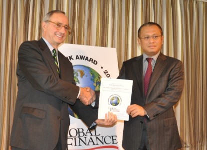 Dirut Bank Muamalat Arviyan Arifin (kanan) menerima penghargaan (Foto harianterbit.com)