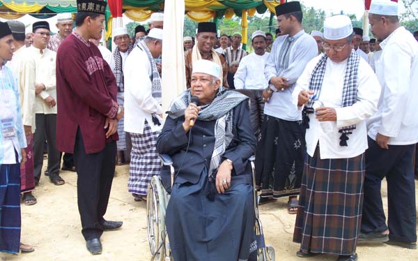 Abu Panton beserta jajaran majelis ulama Aceh Timur dalam acara maulid Nabi Muhammad Saw, di Dayah Bustanul Huda/Dayah Paya Pasi Julok, Aceh Timur, Ahad (18/3/2012)