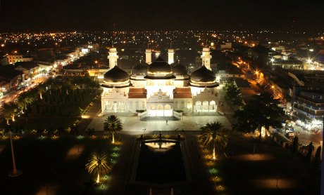 Foto Masjid Raya Baiturrahman malam hari
