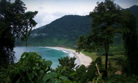 Pantai Lambaro dari atas gampong Gugop (Foto M Iqbal)