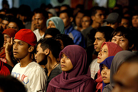 Penonton yang menyaksikan pertunjukkan Aziz Jamrud dkk di Piasan Seni (Foto Pozan Matang)