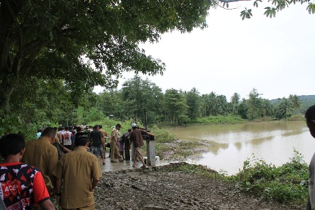 Dampak banjir di gampong Alue Sijuek kecamatan Peudada hampir putus (Foto Tarmizi Age)