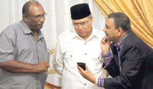 Direktur Utama PT Kamadhenu Ventures Indonesia (KVI),Naanda Kumar (kanan) meyakinkan Bupati Aceh Tengah Nasaruddin terkait pembangunan pabrik gula di Kecamatan Ketol. (Julihan Darussalam/Analisa) 