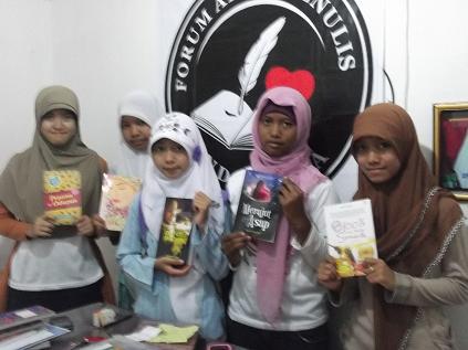 Siswa kelas sanggar menulis FAM Indonesia di Pare, kartini-kartini masa kini