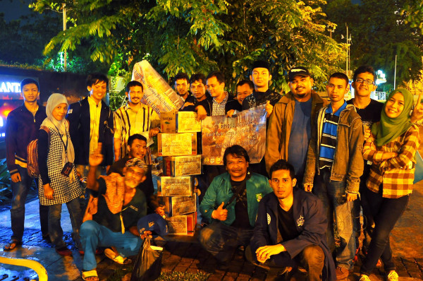 Masyarakat dan mahasiswa Aceh usai menggalang dana di Bundara HI Jakarta (Foto Twitter @azwaraceh)