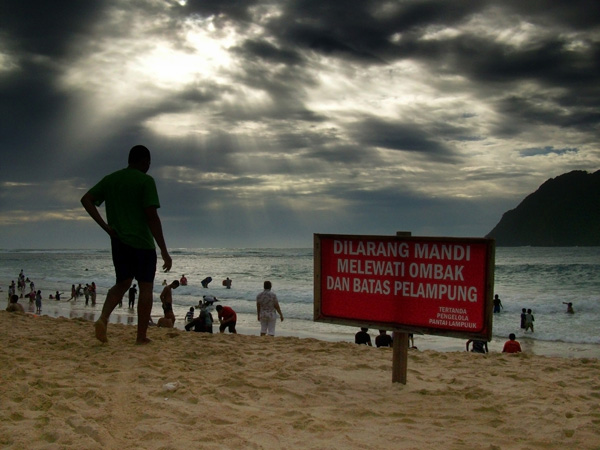 Rambu peringatan bagi pengunjung di pantai Lampuuk (M Iqbal/SeputarAceh.com)