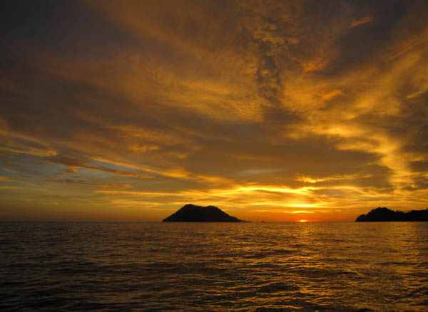 Menikmati sunset di Pulau Bunta (M Iqbal/SeputarAceh.com)