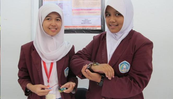 Nurina Zahra dan Tri Ayu Lestari, siswi SMAN 6 Yogyakarta, pencipta gelang anti penculikan (VIVAnews/Tommy Adi Wibowo)