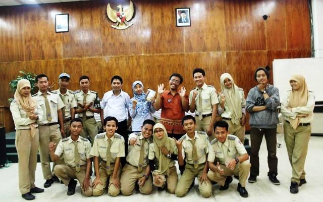 Tim FAM Indonesia Cabang Surabaya mengunjungi SMK Teknik PAL Surabaya, Rabu (22/1), dan memberikan motivasi menulis di sekolah itu (IST)