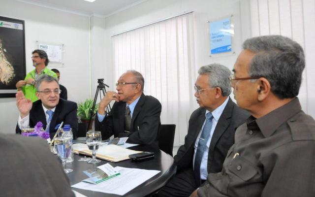 Country CEO PT Lafarge Cement Indonesia, Antony Ricolfi (paling kiri) tengah berdiskusi saat menerima kunjungan dari jajaran Pemerintah Aceh