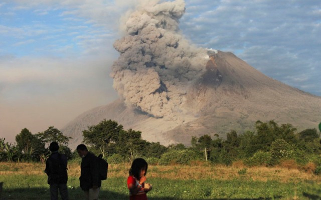 Gunung Sinabung menyemburkan debu vulkanik, terlihat dari Perteguhen, Karo, Sumut, Senin (6/1). (AP/Binsar Bakkara)