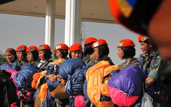 10 wanita terjun payung dari Phaskhas TNI AU (M. Iqbal/SeputarAceh.com)