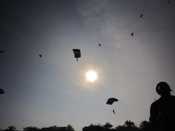 Penerjun melakukan terjun bebas free fall (M. Iqbal/SeputarAceh.com)