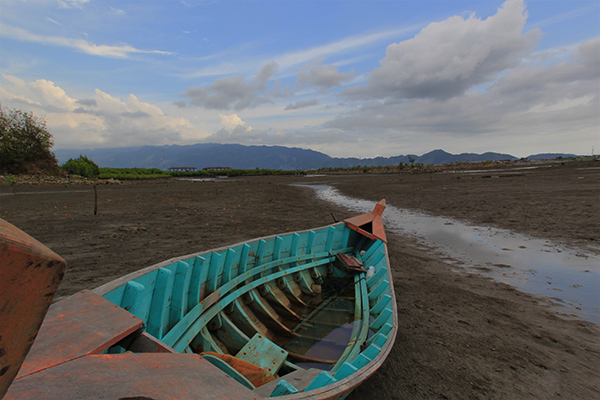 Air Surut, perahu nelayan yang terdampar di dekat areal tambak (Foto M Iqbal/SeputarAceh.com)