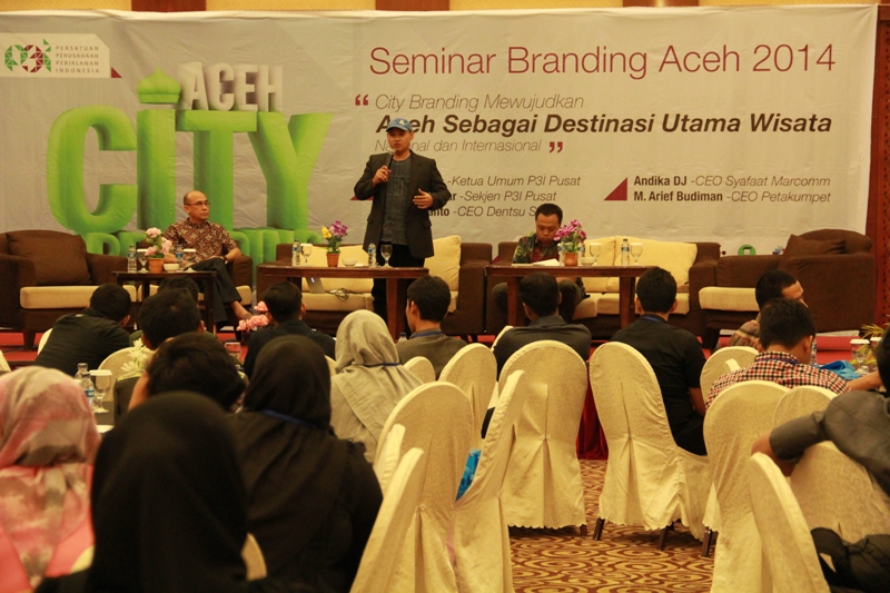 Andika DJ memaparkan materi seputar "Sharia Branding untuk Aceh Bersyariah" (Foto M Iqbal/SeputarAceh.com)
