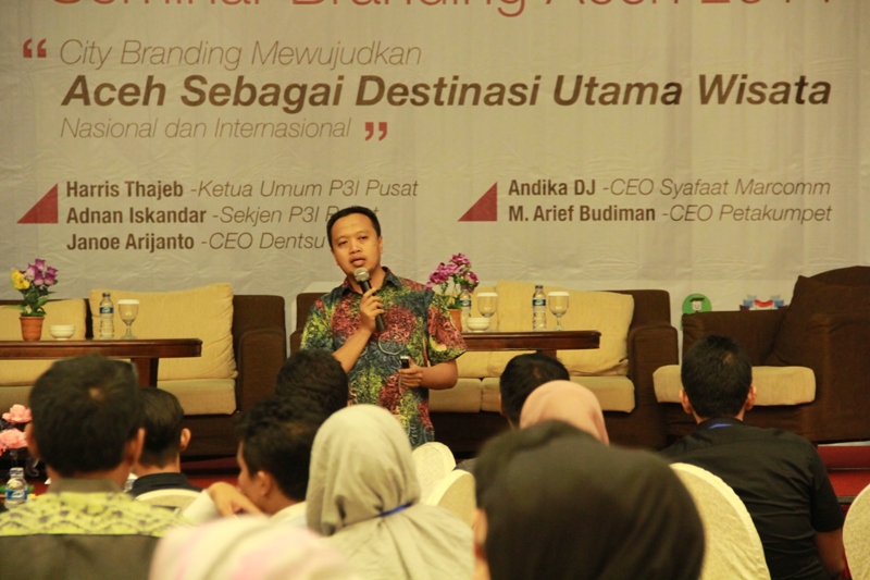 M Arief Budiman sedang menjelaskan materi seputar Creative City Branding (Foto M Iqbal/SeputarAceh.com)