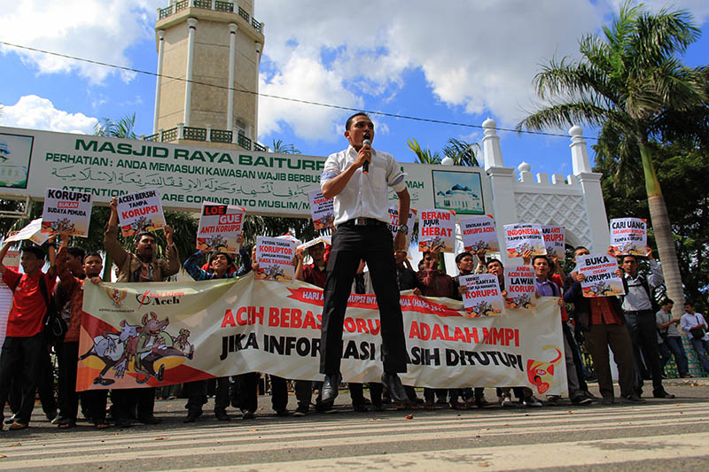 Aksi orasi Hari Anti Korupsi Internasional (HAKI) di depan Masjid Raya Baiturrahman, Banda Aceh. (Foto SeputarAceh.com/M Iqbal)