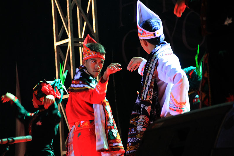 Dua orang laki-laki penari Guel saling bertatapan di acara Gayo Art Summit (Foto M Iqbal/SeputarAceh.com)