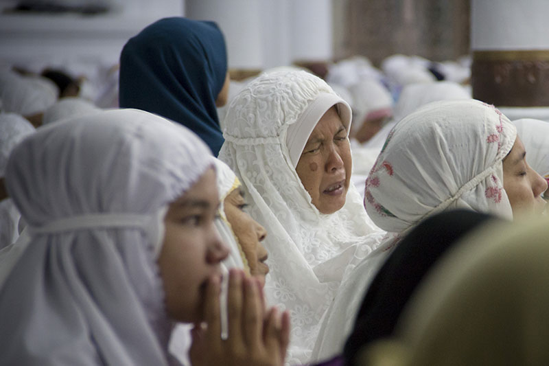 Jamaah sedang khusyu' mengikuti zikir di dalam Masjid Raya Baiturrahman (Foto M Iqbal/SeputarAceh.com)