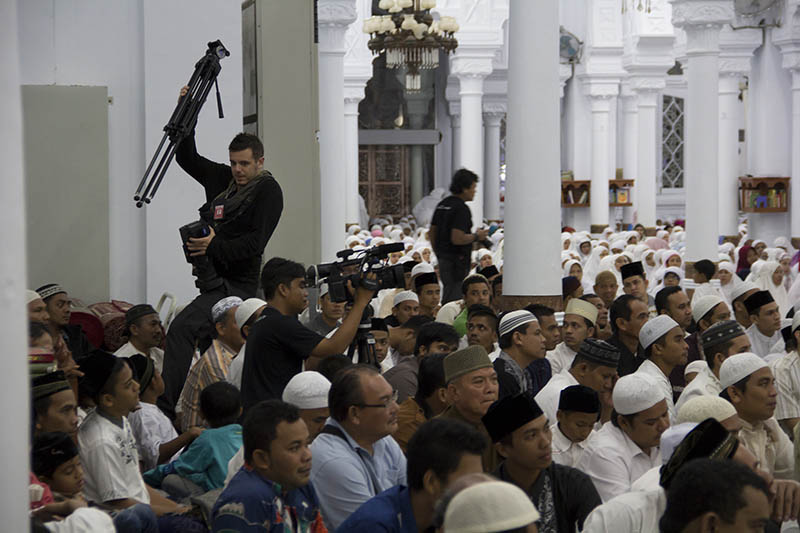 Kesibukan wartawan asing meliput acara zikir di Masjid Raya Baiturrahman (Foto M Iqbal/SeputarAceh.com)
