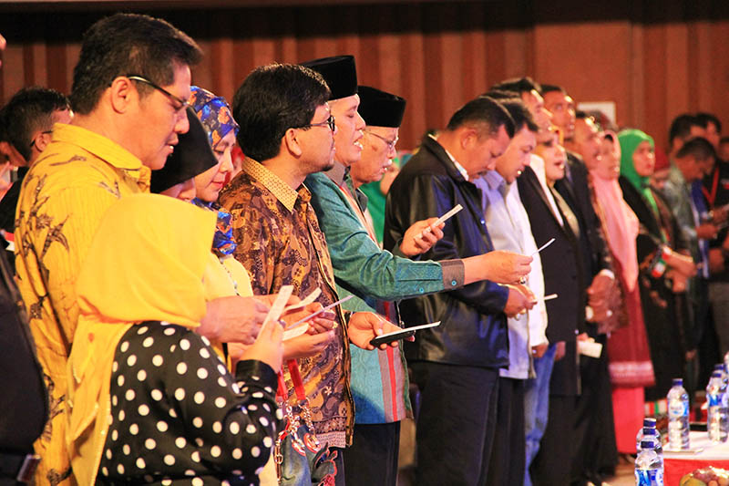 Para tamu menyanyikan lagu Tawar Sedenge saat pembukaan Gayo Art Summit di Gedung AAC Dayan Dawood Banda Aceh (Foto M Iqbal/SeputarAceh.com)