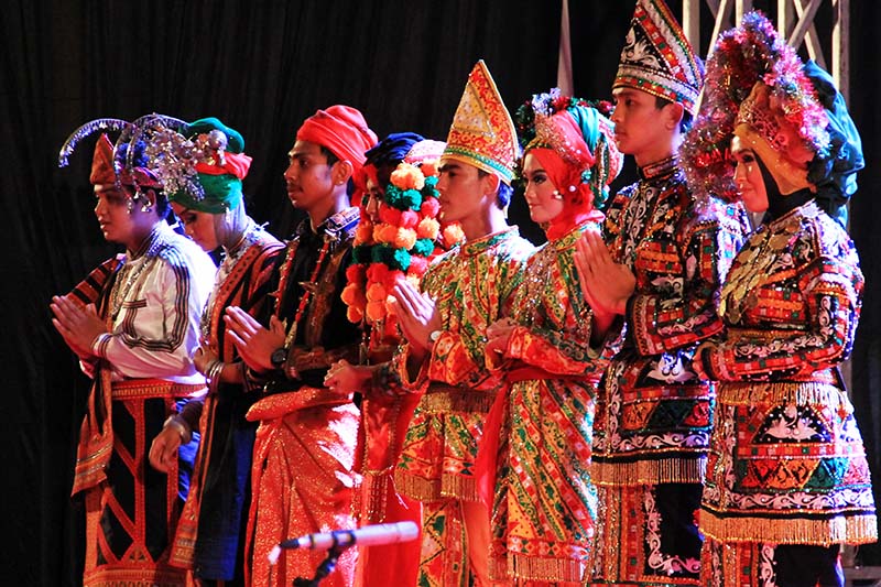 Sejumlah talent menampilkan pakaian adat dari Gayo Lues, Bener Meriah, Aceh Tenggara, Aceh Tengah di acara Gayo Art Summit 2014 (Foto M Iqbal/SeputarAceh.com)