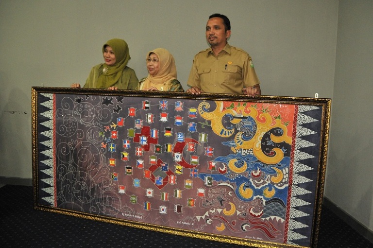 Lukisan batik Aceh karya dari Cut Azzeta (Foto Twitter @HumasAceh)