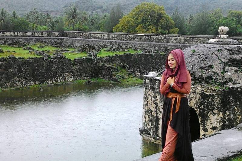 Nong Niken Astri di salah satu tempat wisata sejarah di video klip Hijrah (Foto IST)