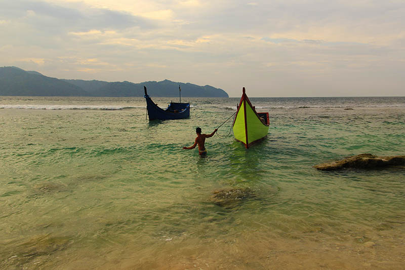 Pawang merapatkan boatnya ke pantai Pulau Batee (Foto M Iqbal/SeputarAceh.com)