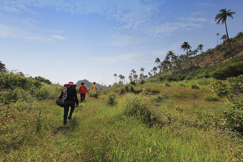 Wisatawan lokal sedang melewati medan untuk menelusuri Pulau Batee, Aceh Besar (Foto M Iqbal/SeputarAceh.com)