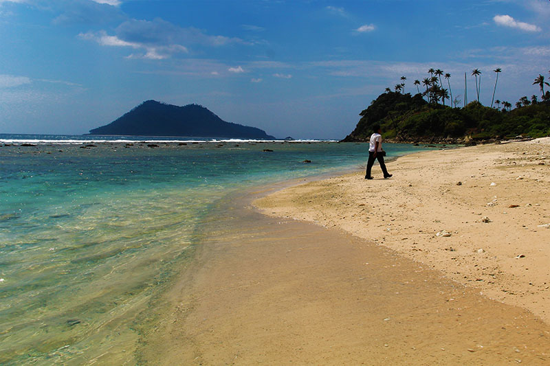 Wisatawan menikmati keindahan pantai Pulau Batee (Foto M Iqbal/SeputarAceh.com)