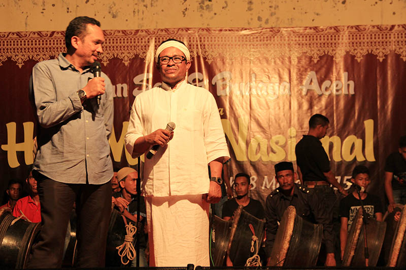 Rafly mengajak kadisbudpar Aceh naik ke panggung