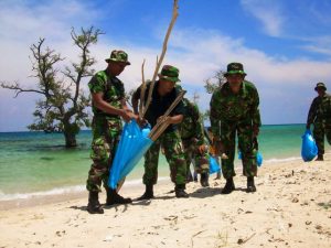 Foto: Coastal Cleanup 2012 di Pantai Lhokmee