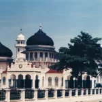 Mesjid Raya Baiturrahman Aceh dan Pohon Kohler. (Foto dokumentasi hasil repro redaksi Seputaraceh.com).