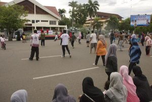 Foto: Belajar Seudati Massal di Car Free Day