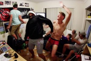 Goyangan ‘Harlem Shake’ Populer di Internet