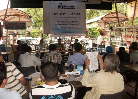 Suasana diskusi santai Cybercrime di Warkop The Stone Banda Aceh (Foto M Iqbal)