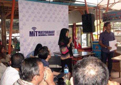 Suasana tanya jawab di diskusi Cybercrime di Warkop The Stone Banda Aceh (Foto M Iqbal)