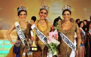 Elizabeth Priscillia (tengah) didampingi Bianca Beatrice (kiri) dan Miss Coffee International 2012, Catherine Ramirez (kanan) dari Dominican Republic, Miss Coffee Internasional 2012.