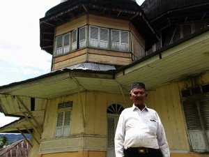 Tgk Puteh berdiri didepan masjid tua (M Iqbal/SeputarAceh.com)