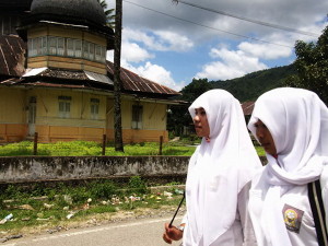 dara tangse sepulang dari sekolah melewati Masjid tua