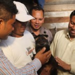 Sarjiman (topi putih) pemilik luwak alias musang di Aceh Tengah (Foto Tarmizi Age)