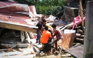 Warga menyelematkan harta di lokasi gempa (Foto Twitter @IndieGem)