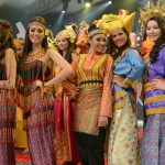 Foto Miss World dengan Balutan Baju Daerah di Indonesia