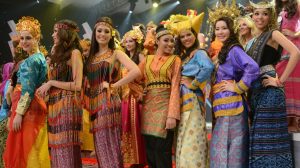 Foto Miss World dengan Balutan Baju Daerah di Indonesia