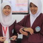 Nurina Zahra dan Tri Ayu Lestari, siswi SMAN 6 Yogyakarta, pencipta gelang anti penculikan (VIVAnews/Tommy Adi Wibowo)